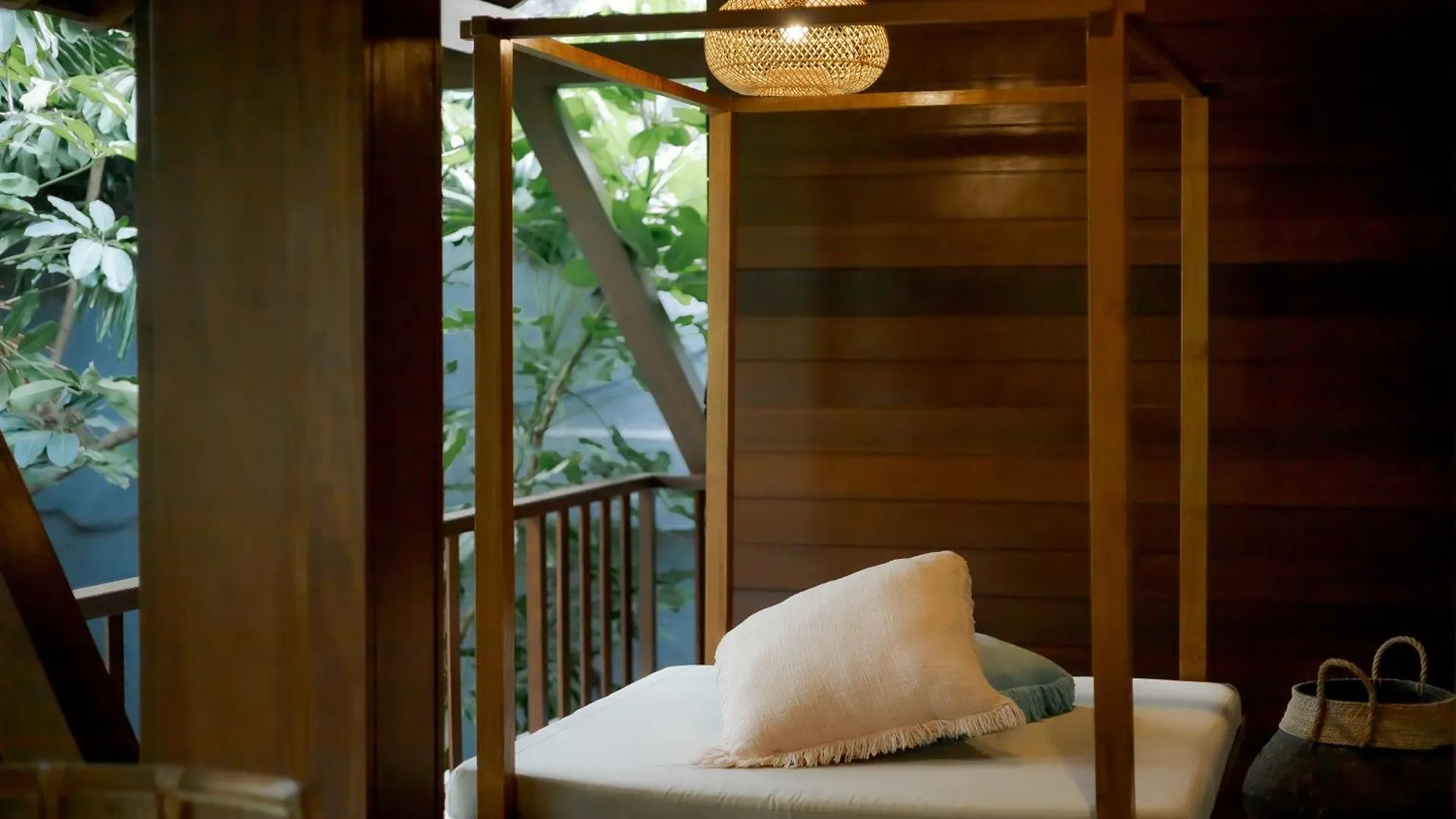 Fourteen Roses Boutique Hotel, Kuta Legian 4*,  Indonesia